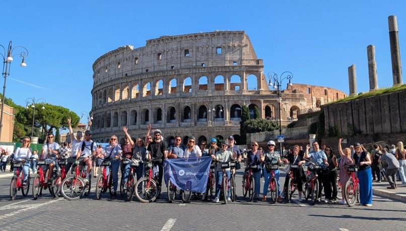 Groepsfoto Rome fiets colosseum