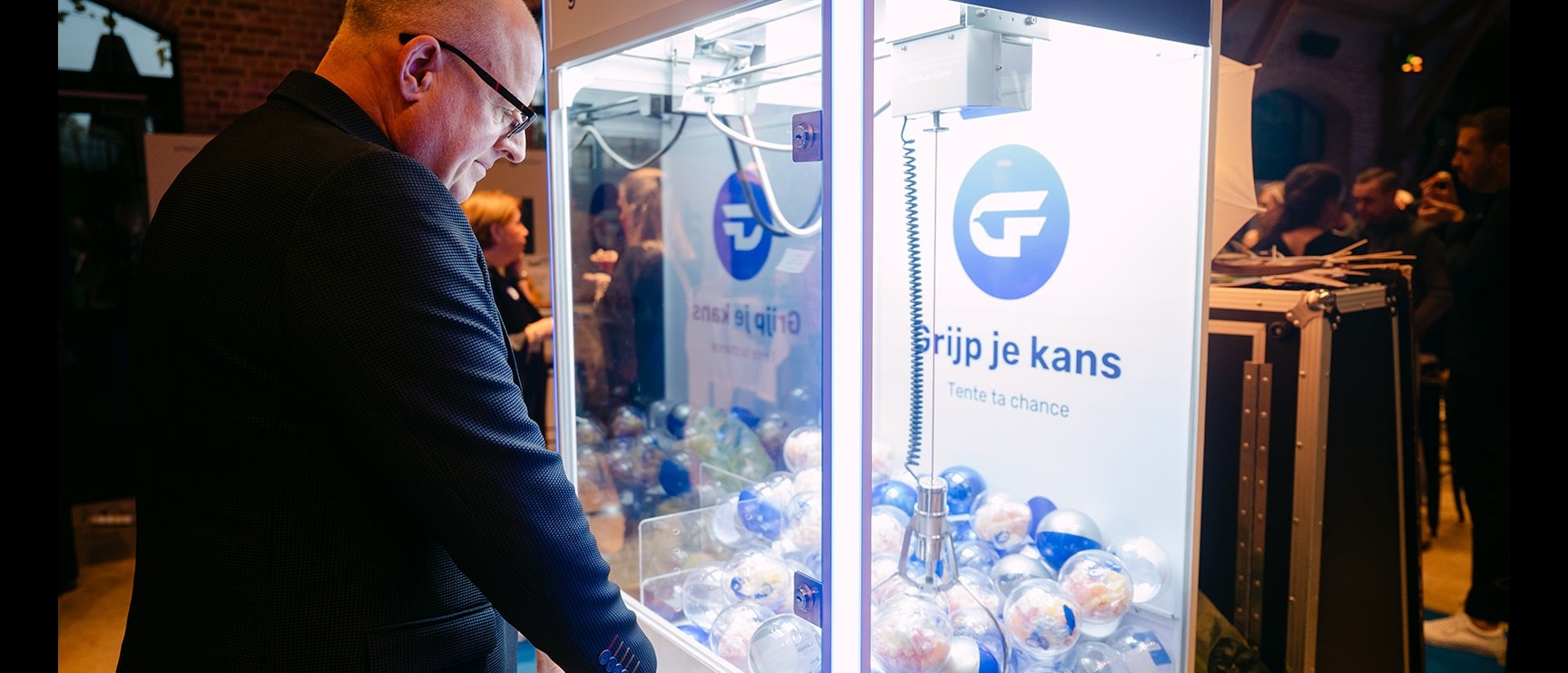 Een gast probeert zijn geluk aan de grijpautomaat Grijp je kans tijdens 10 jaar Getflights