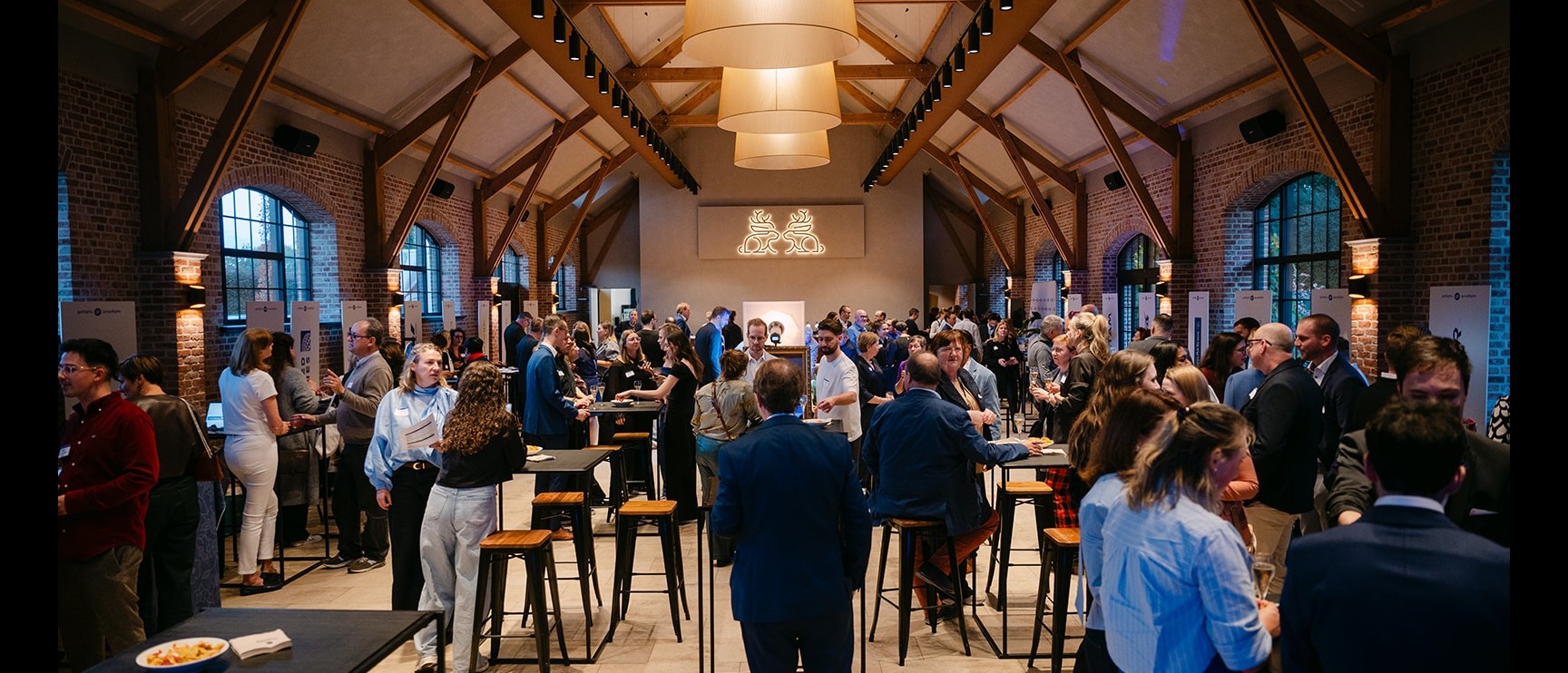 Overzicht van de feestzaal vol gasten tijdens 10 jaar Getflights