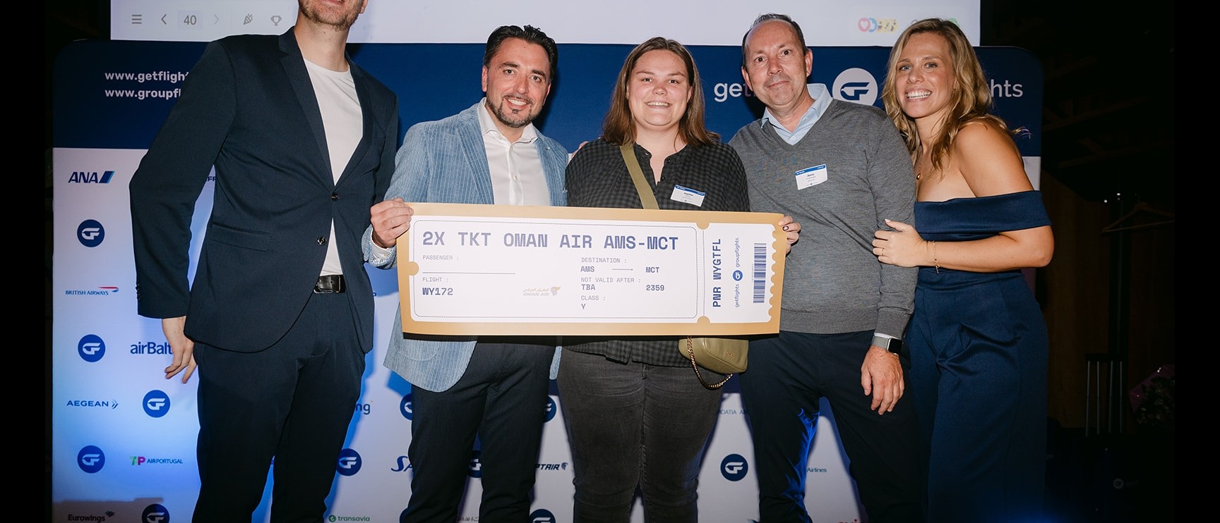Winnaars van 2 tickets Oman Air Amsterdam-Muscat op het podium