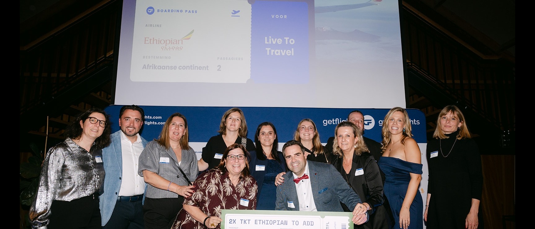 Prijs 6 van 6: 2 tickets Ethiopian Airlines naar het Afrikaanse continent, met de winnaars en het team op het podium